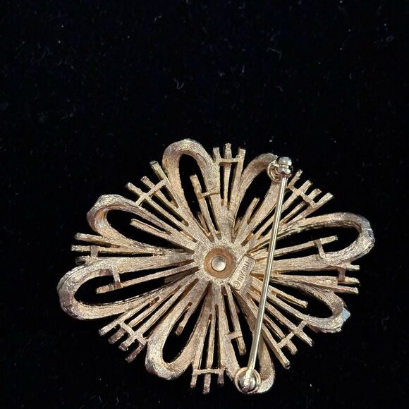 Vintage Crown Trifari Textured & Polished Starburst & Sunburst Brooch Pin - Picture 2 of 3